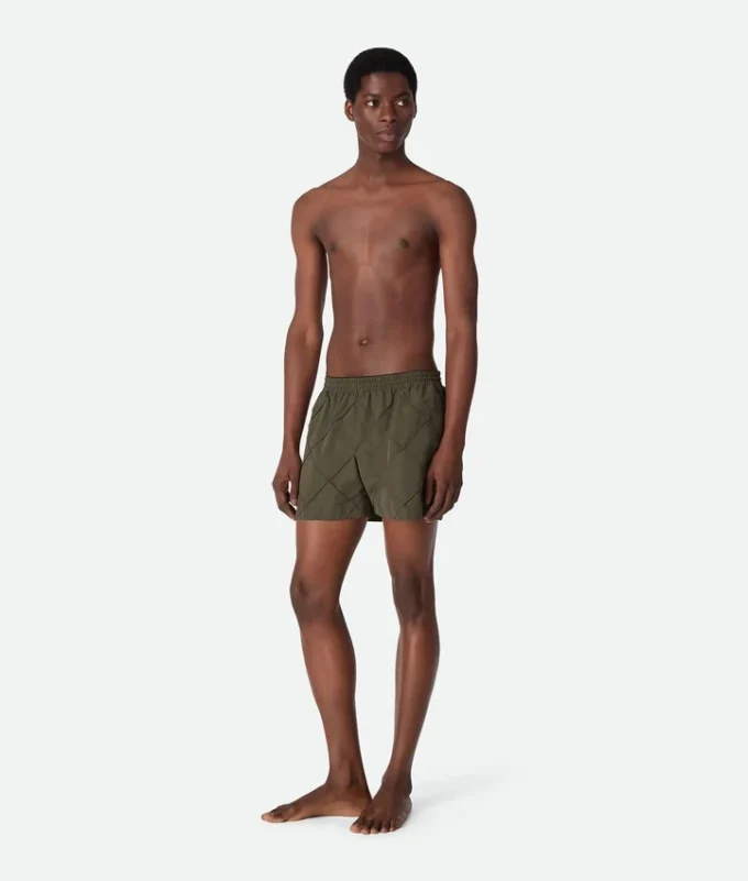 Badshorts i nylon med Intrecciato-mönster Badshorts i nylon med Intrecciato-mönster