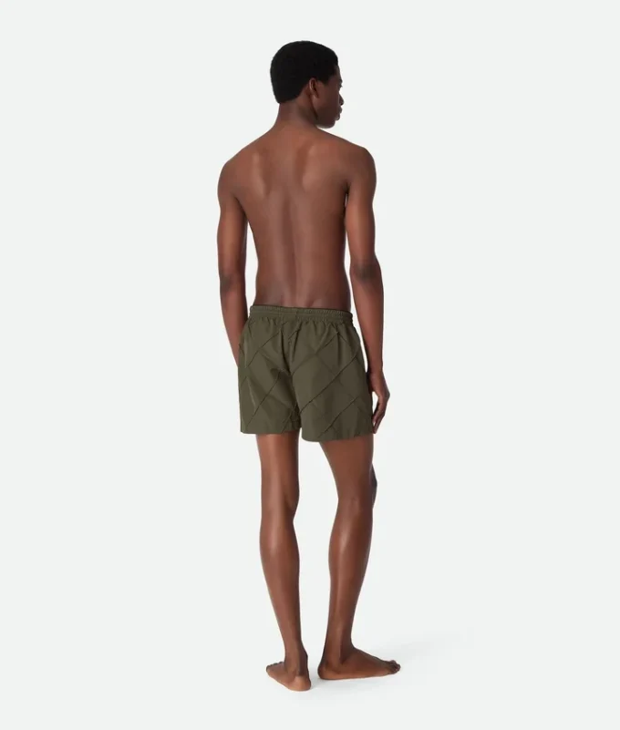 Badshorts i nylon med Intrecciato-mönster Badshorts i nylon med Intrecciato-mönster