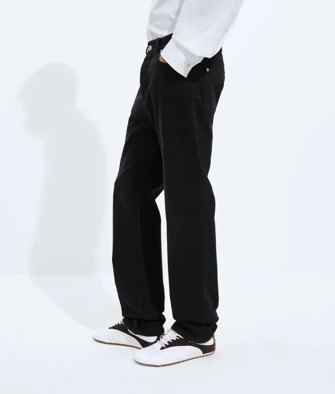Blekta svarta jeans med raka ben Blekta svarta jeans med raka ben