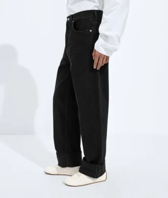 Blekta svarta jeans med uppvikt fåll