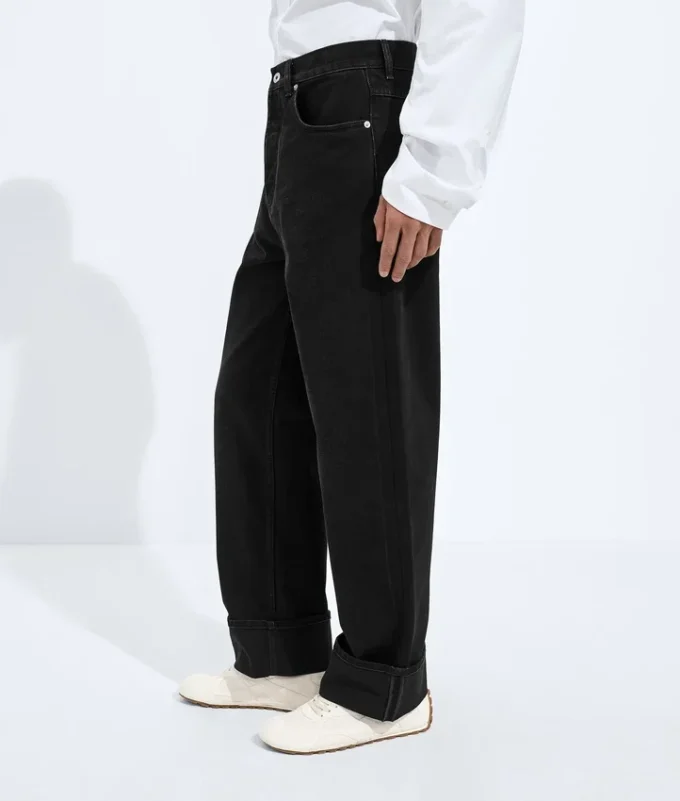 Blekta svarta jeans med uppvikt fåll Blekta svarta jeans med uppvikt fåll