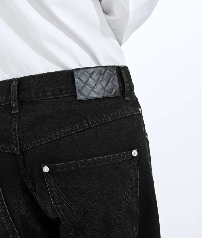 Blekta svarta jeans med uppvikt fåll Blekta svarta jeans med uppvikt fåll