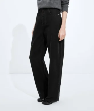 Blekta svarta jeans med vida ben