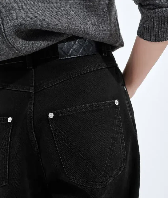 Blekta svarta jeans med vida ben Blekta svarta jeans med vida ben