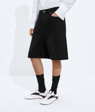 Blekta svarta jeansshorts