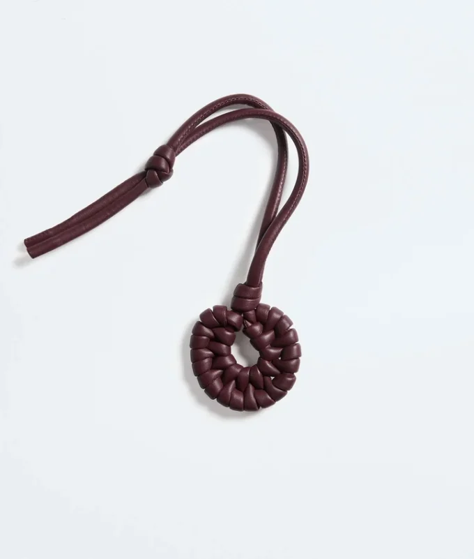 Charm med snäckskalsknot Charm med snäckskalsknot