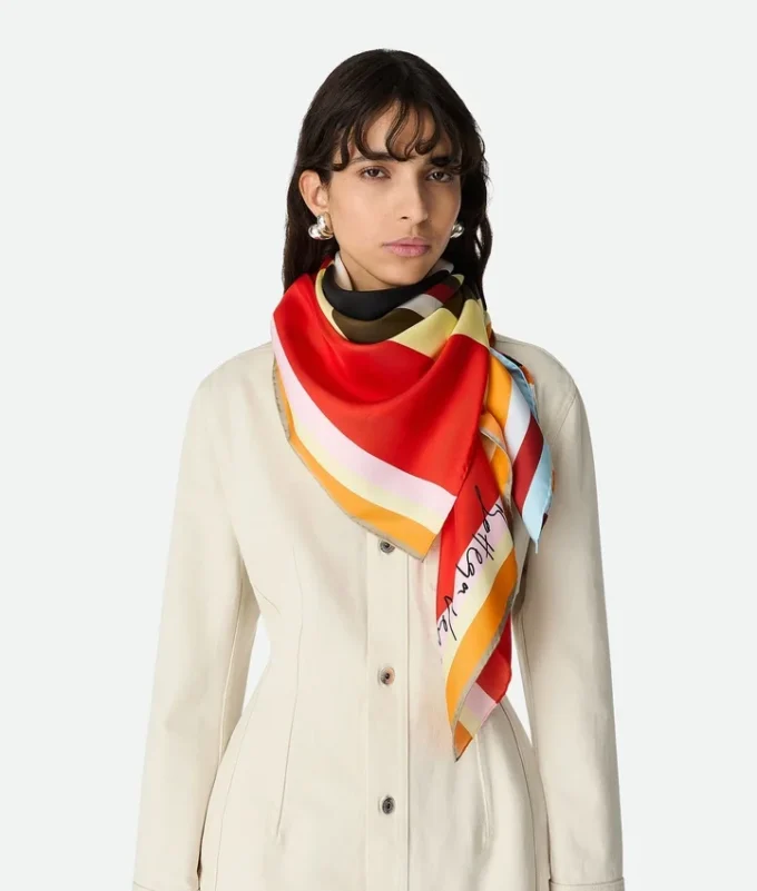 Foulard i randig silketwill Foulard i randig silketwill