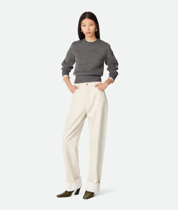 Färgade jeans med uppvikt fåll Färgade jeans med uppvikt fåll