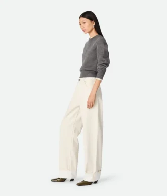 Färgade jeans med uppvikt fåll