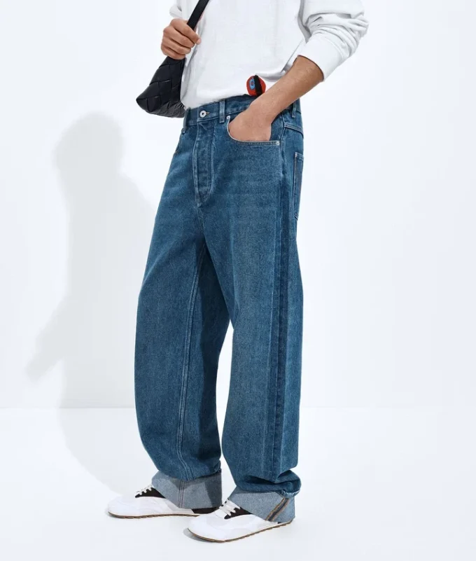 Jeans i medium indigo med uppvikt fåll Jeans i medium indigo med uppvikt fåll