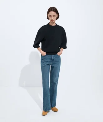 Jeans i medium indigotvättad denim med utsvängda ben