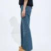 Jeans i medium indigotvättad denim med utsvängda ben