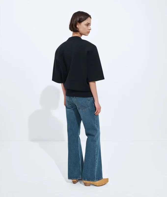 Jeans i medium indigotvättad denim med utsvängda ben