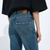Jeans i medium indigotvättad denim med utsvängda ben