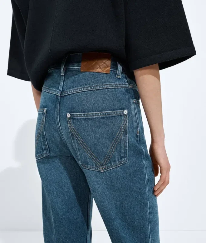 Jeans i medium indigotvättad denim med utsvängda ben