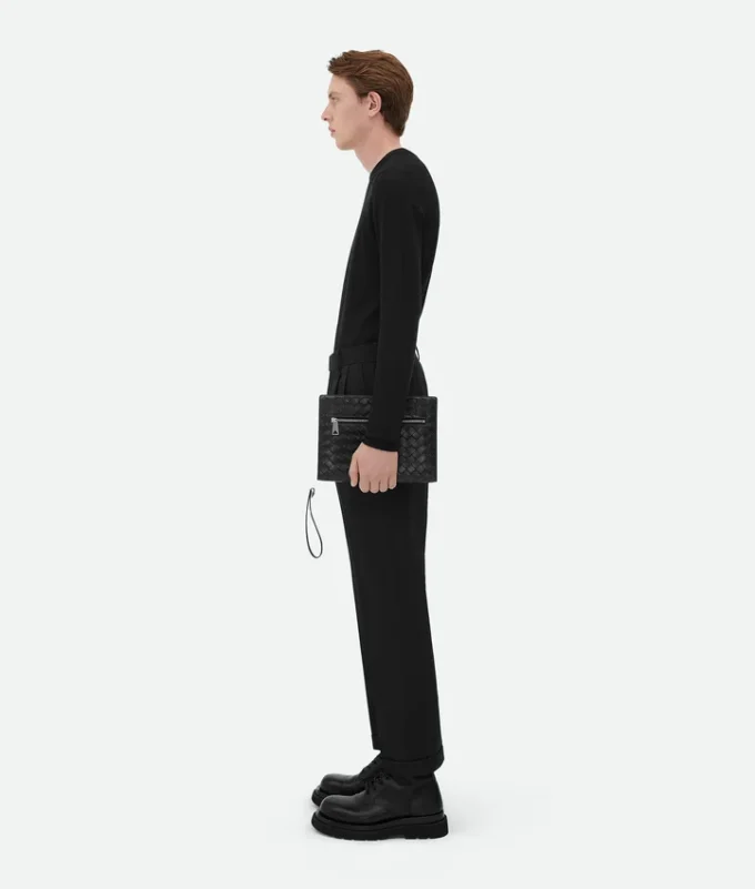 Litet Intrecciato-dokumentfodral med handledsrem Litet Intrecciato-dokumentfodral med handledsrem