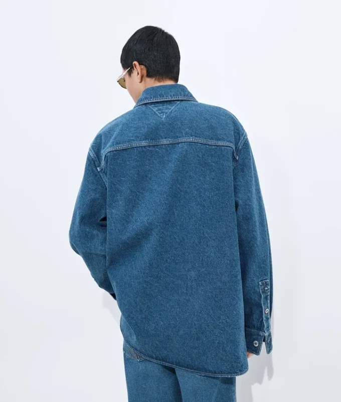 Över skjorta i medium indigoblå denim Över skjorta i medium indigoblå denim